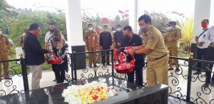 Wagub Steven Kandow Ziarah ke Makam Gubernur AJ Sondakh di Kanonang