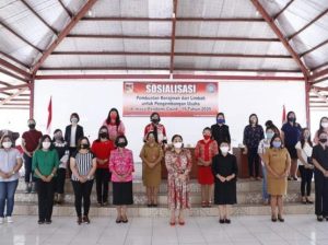 Ketua TP PKK Minahasa Buka Secara Resmi Kegiatan Sosialisasi Pembuatan Kerajinan dari Limbah