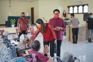 Joune Ganda Bersama Istri Kunjungi Panti Sosial dan Kasih Hadiah Bagi Lansia