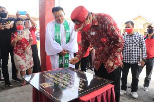 Dua Tahun Dibangun, Kantor Desa Ampreng Diresmikan Bupati ROR