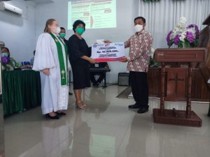 Pjs Bupati Minut, Clay Menyerahkan Santunan Kematian Pekerja Sosial Keagamaan