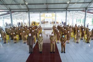 Bupati Paruntu Serahkan 80 SK CPNS Minsel