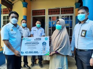 Jaminan Kematian BPJS Ketenagakerjaan Sebesar Rp 42 juta Diserahkan Bupati Gaghana