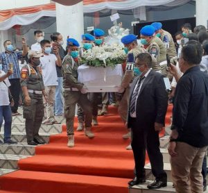 Bupati JS Berikan Penghargaan Terakhir untuk Alm Telly Tjanggulung