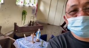 Patung Bunda Maria dan Salib tetap Berdiri Tegak Diantara Meja yang Berantakan Akibat Banjir di SMP Katolik Hati Kudus Karombasan