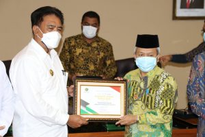 Bupati Gaghana Terima Penghargaan Harmony Award dari Kementerian Agama RI