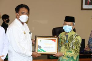 Bupati Gaghana Terima Penghargaan Harmony Award dari Kementerian Agama RI