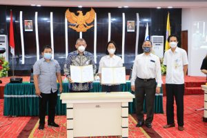 Rektor Unsrat Hadiri Penandatanganan Dokumen Kontrak Pengadaan Peralatan Additional Scope 2021