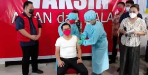 Bupati dan Wakil Bupati Minut JG-KWL Menerima Suntikan Vaksin Sinovac Dosis Pertama
