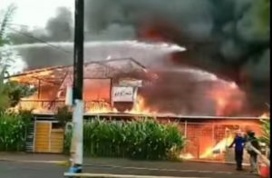 Warong Kobong milik Mantan Wakil Walikota Manado Terbakar