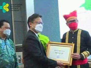 Bupati Joune Ganda Terima Penghargaan Menteri Kesehatan RI