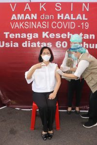 Rektor hingga Tenaga Kebersihan di Unsrat Manado Divaksin