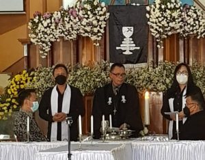 Carrol Wenny Ikuti Ibadah Jumat Agung