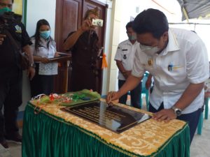 Kunker di Lehupu, Bupati Gaghana Resmikan Kantor Kapitalaung dan Serahkan Bantuan ke Warga