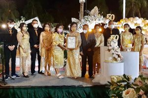 HUT Perkawinan ke-50, Kelurga Tampi-Mamahit terima Penghargaan Keluarga Harmonis