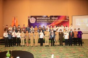 Rektor Kumaat Kukuhkan Pengurus Ikatan Alumni Unsrat
