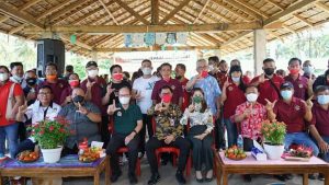 Bupati JG Bersama Ketua TP-PKK Hadiri Panen Tanaman Hortikultura dan Mengukuhkan Pengurus KTNA