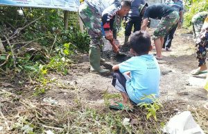 Bocah Ini “Terpesona” Lihat Semangat Satgas TMMD Kodim 1310/Bitung