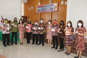 Walikota Senduk Serahkan DHKP-SPPT Kepada Camat dan Lurah se-Kota Tomohon