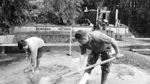 Tak Pandang Usia, Ini Potret Kedekatan Satgas TMMD Kodim 1310/Bitung