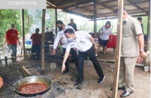 Kukuhkan Poktan Kitaman, Walikota Tomohon Pantau Langsung Proses Pembuatan Gula Semut