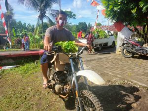 Bukti Gotong Royong, Warga Bantu Satgas TMMD Kodim 1310/Bitung Angkut Bibit Pohon