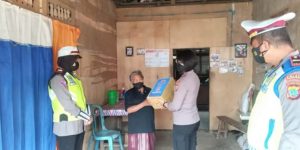 Peduli Warga Terdampak Covid-19, Polres Tomohon Bagikan Sembako