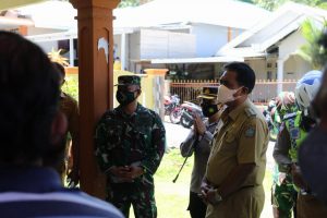 Kunjungi Warga yang Isolasi Mandiri, Bupati Gaghana dan Forkopimda Serahkan Bantuan