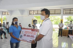 Bupati Gaghana Serahkan BST Bagi Penerima Manfaat