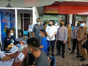 Jalani Vaksinasi, Ratusan Masyarakat Serbu Megaria Supermarket Tahuna