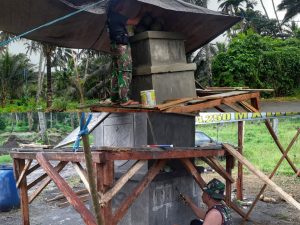 Lambang TNI AD Mulai Diukir di Tugu Prasasti TMMD ke-111 Kodim 1310/Bitung