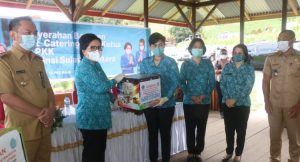 Dampingi Ketua TP-PKK Sulut, Jean’arc Senduk-Karundeng Serahkan Bantuan Alat Catering