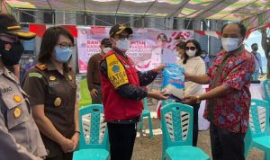Bupati JG Salurkan Langsung Sembako ke Warga di Kepulauan