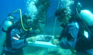 Unik, Peringati HUT RI ke 76 Lanal Melonguane Gelar Lomba Catur Didasar Laut