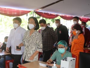 Mahasiswa Unsrat Divaksin, Rektor dan Walikota Manado Turun Langsung Memantau