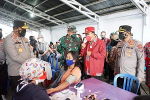 Tinjau Vaksinasi Bersama Kapolda, Bupati Minahasa Apresiasi Antusiame Warga