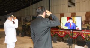Walikota Caroll Senduk bersama Wawali Wenny Lumentut Ikuti Upacara Penurunan Bendera