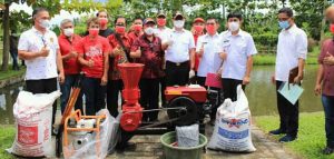 Bupati JG Serahkan Bantuan Kelompok Budidaya Air Tawar di Desa Talawaan