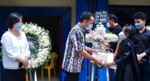 Walikota Tomohon Serahkan Langsung Dana Duka di Matani Tiga dan Tumatangtang