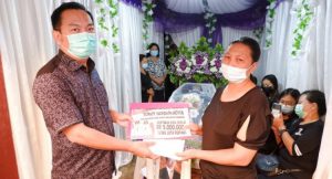 Walikota Senduk Ikut Berkabung dan Serahkan Langsung Santunan Duka di Kakaskasen Tiga