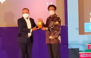 Bupati Gaghana Terima Penghargaan Award Tol Laut