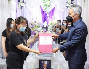 Bupati Franky Wongkar Menyerahkan Dana Duka Kepada Keluarga Tapada-Mamentu