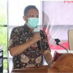 Sekkot Edwin Roring buka Kegiatan Pembinaan Pelaksanaan Penanaman Modal  BERITA ONLINE LOKAL,TOMOHON– Walikota Tomohon melalui Sekretaris Daerah Kota Tomohon Edwin Roring, S.E., M.E. menghadiri dan membuka kegiatan Pembinaan Pelaksanaan Penanaman Modal Untuk Mendorong Kemitraan Usaha Di Kota Tomohon di Grand Master Resort Tomohon, Jumat (22/10/21).  Sambutan Walikota Tomohon yang di bacakan Sekda mengatakan kita menyadari bersama pandemi covid-19 yang masih berlangsung sampai saat ini meskipun telah melambat namun masih memberikan dampak bagi perkonomian masyarakat.  Untuk itu upaya-upaya dilakukan pemerintah dari pusat sampai ke daerah ditujukan untuk pemulihan ekonomi masyarakat,” kata Roring mengutip sambutan walikota. Pada intinya pemerintah daerah sangat mendukung dan terbuka bagi pelaku usaha yang ingin berinvestasi di Kota Tomohon dengan berbagai kemudahan yang akan diberikan serta tidak melupakan keberpihakan pada UMKM  Saat ini Pemerintah Kota Tomohon juga telah memiliki peraturan terkait kemudahan berusaha yaitu Perda nomor 8 tahun 2018 dan Perwako nomor 59 tahun 2019 tentang standar operasional prosedur pelaksanaan pemberian insentif dan/atau pemberian kemudahan kepada masyarakat dan/atau investor.  “Kedepannya kami akan semakin mendorong kerjasama antara Pelaku Penanaman Modal Dalam Negeri (PMDN) dan UMKM dengan demikian diharapkan dapat membantu peningkatan nilai investasi di Kota Tomohon,” pungkasnya.  Para peserta kegiatan yakni Para Pelaku Usaha yang ada di Kota Tomohon. Hadir juga pada kegiatan ini Kepala Dinas Penanaman Modal dan Pelayanan Terpadu Satu Pintu Kota Tomohon Ir. Ervinz Liuw,