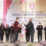 Wenny Lumentut di Lantik Ketua Gubernur Sulut Sebagai Ketua Legio Luminis Indonesia  BERITA ONLINE LOKAL,TOMOHON– Gubernur Sulawesi Utara Olly Dondokambey melantik Wenny Lumentut (WL) sebagai Ketua Dewan Pimpinan Pusat (DPP) Legio Luminis Indonesia (LLI).  Pelantikan WL yang juga menjabat sebagai Wakil Walikota Tomohon itu dilaksanakan Sabtu (30/10/2021) di Terung Kabasaran Kolongan,  Kecamatan Tomohon Tengah.  Untuk komposisi DPP diketuai Ketua Wenny Lumentut, Ketua Harian Fabian Kaloh, Sekretaris Jenderal (Sekjen)Janny Kopalit dan Tonny Rawung sebagai Bendahara Umum.  Pada jajaran DPW Sulut diketuai Willem Kuntag, Sekretaris Jimmy Lesar dan Bendahara Lucia Taroreh.  Ketua Umum DPP LLI Wenny Lumentut, SE menyampaikan terima kasih atas perhatian dan support Gubernur Olly Dondokambey dan Wali Kota Tomohon Caroll Senduk, SH sehingga kegiatan boleh berlangsung dengan sukses.  “Mohon dukungan dan doa bagi kami dalam mengembangkan organisasi ini,” ujar Wenny yang juga Wakil Wali Kota Tomohon itu.  Dikatakannya kehadiran LLI membawa semangat persaudaraan dan cahaya bagi segenap masyarakat.  “LLI juga akan turut tampil di garda terdepan dalam memelihara kerukunan hidup beragama,” ucapnya.  Lanjutnya, LLI yang diproyeksikan menjangkau hingga di luar Sulut itu, berkomitmen menjalin sinergitas dengan pemerintah terutama dalam memelihara keharmonisan hidup bersama.