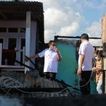 Peduli Warga, Wali Kota Beri Bantuan Korban Kebakaran di Sarikelapa