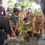Maurits-Hengky Lakukan Penanaman Pohon Bitung di Pasar Pinasungkulan