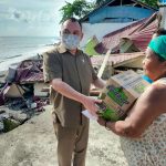 Syukuri HUT ke 51, Sondakh Serahkan Bantuan Bagi Korban Banjir Rob