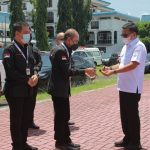 Maurits-Hengky Terima CSR dari Bank Prisma Dana