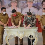 Pemkot Bitung Serahkan Dana Hibah Persiapan Pemilu 2024 ke KPU, Maurits Mantiri Tekankan Hal Ini