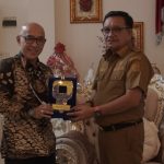 Realisasi Pajak Hingga 105 Persen, Maurits-Hengky Terima Reward dari KPP Pratama Bitung